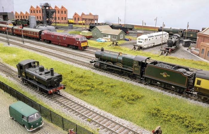 Collett ‘Hall’ 4-6-0 slows for the signals at Grosvenor Square as a ‘Western’ departs on a rake of matching maroon stock