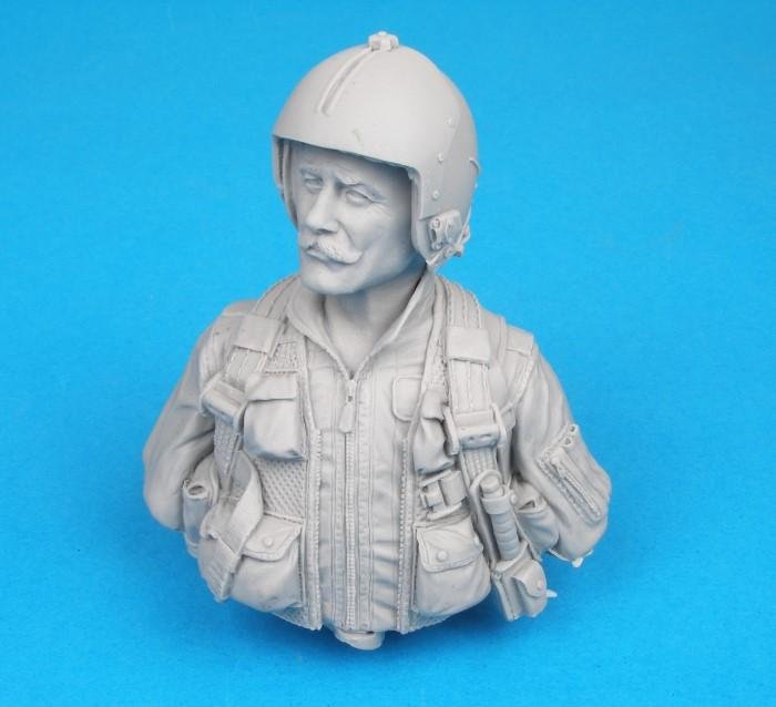 MITCHES MILITARY MODELS’ NEW ROBIN OLDS BUST 