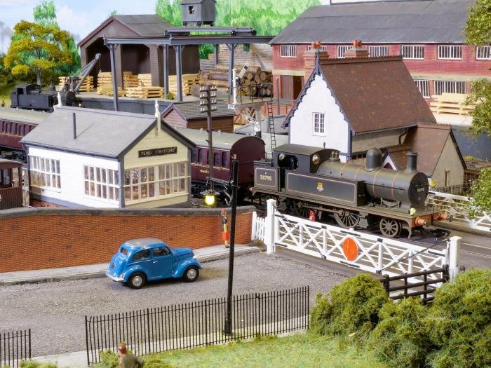 Fenny Stratford is a 'OO' gauge layout presented by Dave Court and Peter Ellis.
