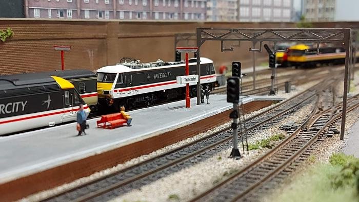 Tamcester models a West Coast Main Line through station in 'N' gauge. A Class 90 waits to depart in the company of a HST and Class 47.