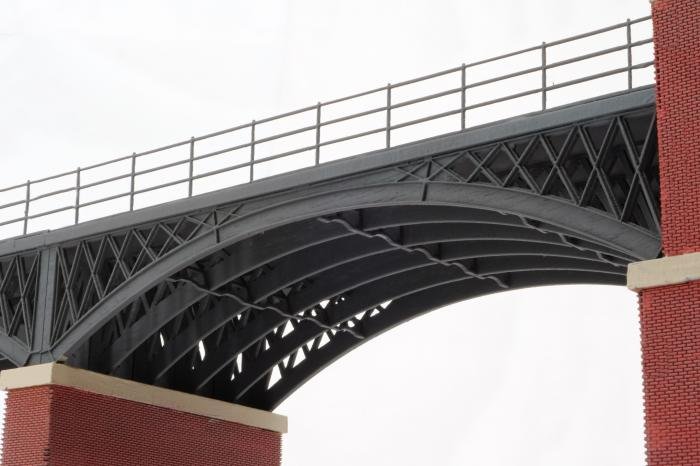 Additional arches are available separately to expand the length of a viaduct in both scales.