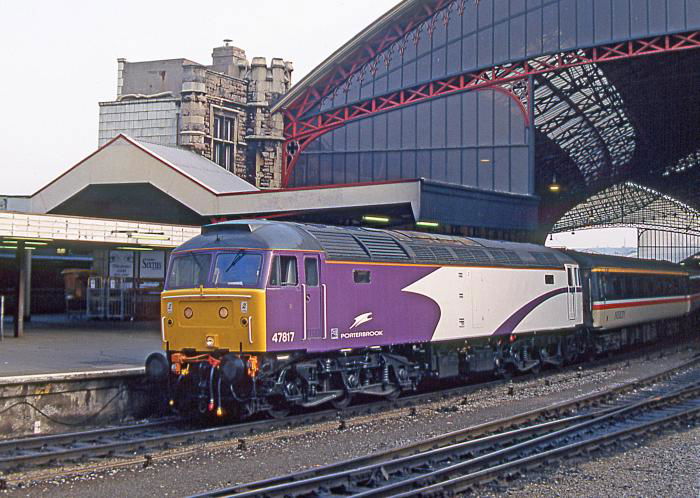 47817 was the first InterCity Class 47/8 from the Virgin Trains pool to be repainted in privatisation. On May 12 1996 the Brush Type 4 prepares to depart Bristol Temple Meads.