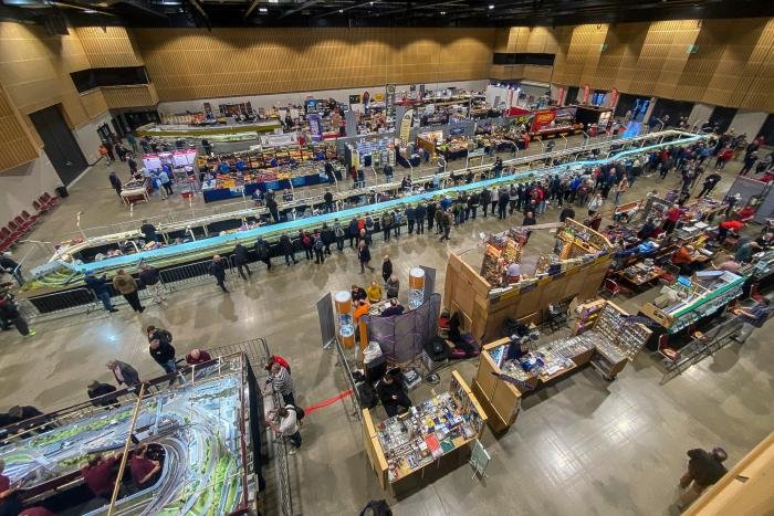 Model World LIVE is the stage for Pete Waterman and the Railnuts to assemble an even bigger Making Tracks layout in April 2024. This time the scene will be 208ft long! At the 2023 Great Electric Train Show all three currently layouts were assembled to create a single 152ft long layout.