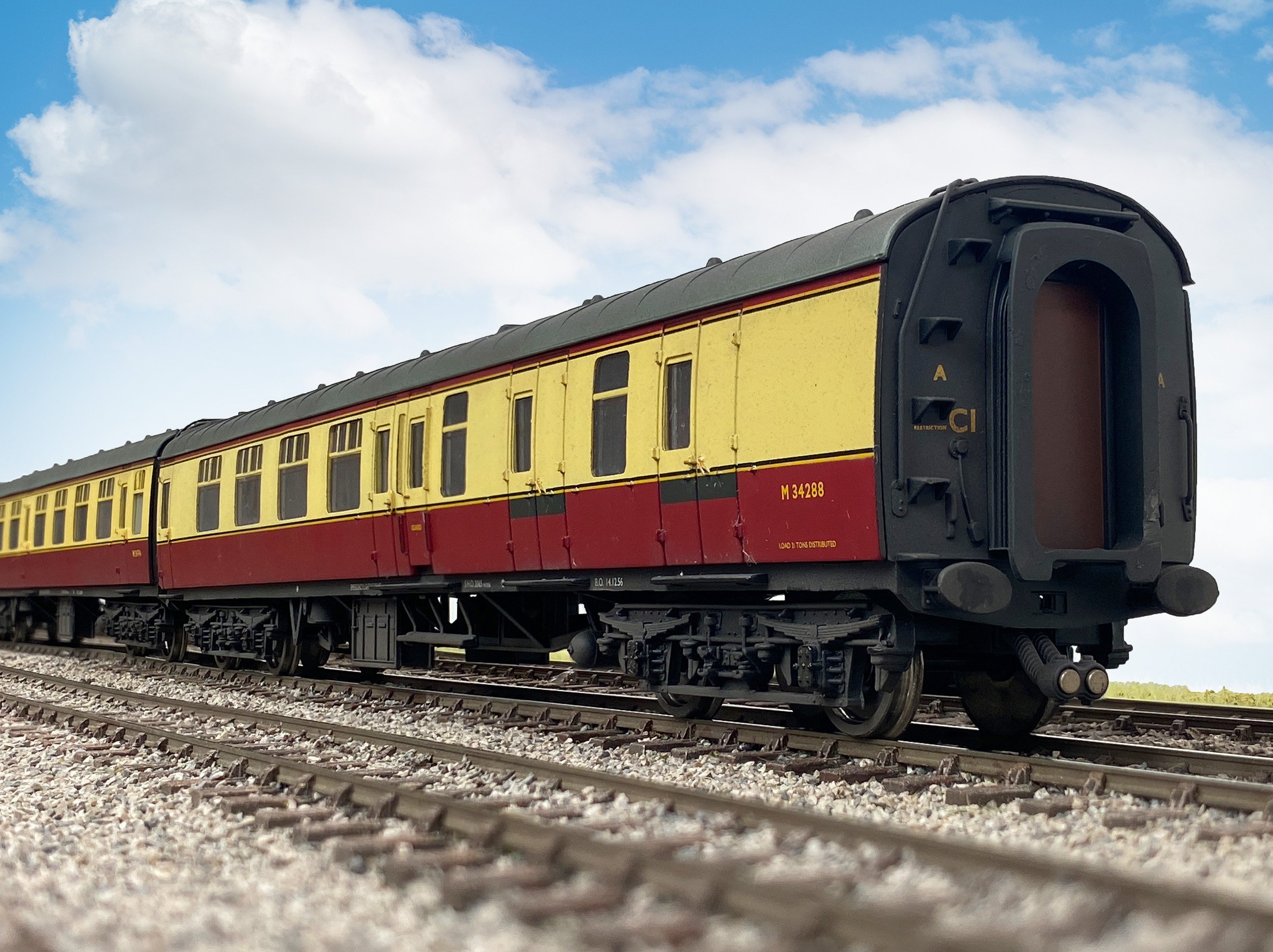Carriages are the subject of the third part of our 1960s weathering series as we give a rake of Bachmann Mk 1s a full an authentic finish.